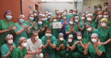 تكريم الأطباء والممرضات والمساعدين بوحدات العناية المركزة فى إسبانيا فى عيد العمال