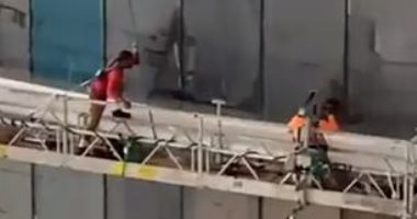 عاملان يتعلقان على "سقالة" عصفتها الرياح خلال تنظيف ناطحة سحاب بأمريكا.. فيديو