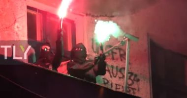 "بالشماريخ والأقنعة".. الشرطة الألمانية تفرق متظاهرين انتهكوا إجراءات العزل