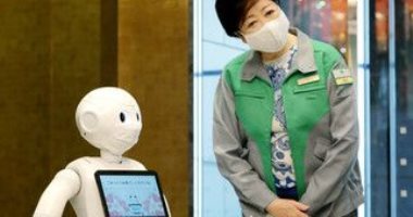 فيديو.. فندق في اليابان يستعين بـ"روبوت" لاستقبال المرضي