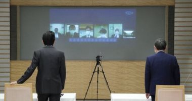 صور.. الحكومة اليابانية تعقد اجتماعها الأول عبر الفيديو كونفرانس