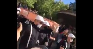  لبنانيون يشيعون الليرة فى جنازة أنغام رقصة الموت..فيديو