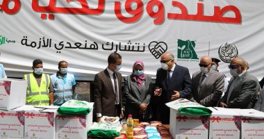 محافظ قنا يتابع وصول شاحنات صندوق تحيا مصر المُحملة بكراتين المواد الغذائية