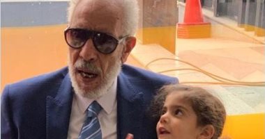 نبيل الحلفاوى مع حفيدته: "بحب الصورة دى ونفسى اعرف كانت بتقوللي إيه"