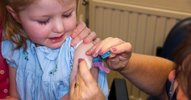 NHS تنبه بأهمية الذهاب لموعد التطعيمات الموسمية وعدم الخوف من عدوى كورونا