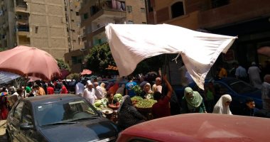 شكوى من التزاحم بسبب سوق عشوائى فى شارع شاهين بعين شمس بالقاهرة