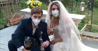 الزفاف فى زمن كورونا.. ثنائى يحتفلان بالكمامة والكلاب وصيفات الشرف