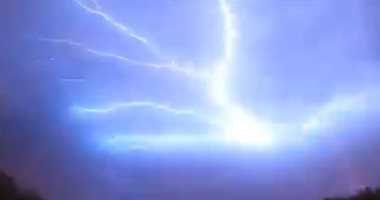 عاصفة رعدية تضرب منطقة ريفية بولاية أوكلاهوما فى أمريكا.. فيديو