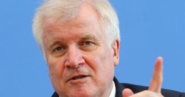 وزير داخلية ألمانيا يعارض فتح الحدود: كورونا لا يأخذ إجازات 