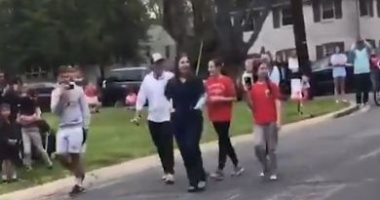 "بالهتاف والتصفيق".. ممرضة أمريكية يفاجئها جيرانها خلال توجهها للمستشفى