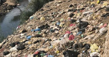 شكوى من تراكم القمامة فى شارع البحر قرية سيديمين بالفيوم