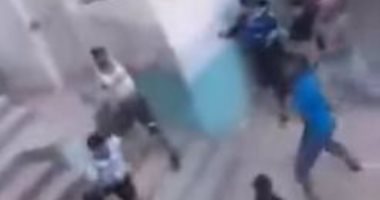 مشاجرة عنيفة بالأسلحة البيضاء بين عدد من الجيران فى مدينة فاس بالمغرب.. فيديو