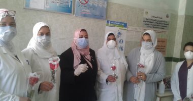 صور.."القومى للمرأة"بالإسكندرية يقدم الورود لطاقم مستشفى كوم الشقافة الطبى  