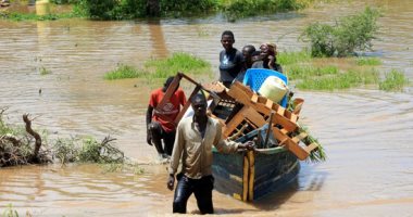 الآلاف يفرون من الفيضانات بعد غرق منازلهم غرب كينيا