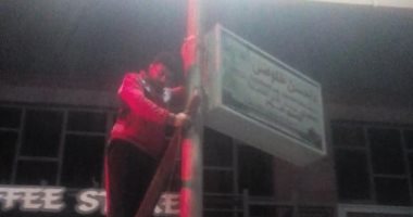 صور.. حملة مسائية لإزالة الإعلانات المخالفة وسط الإسكندرية بالتزامن مع الحظر