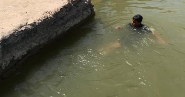 صور.. نهر النيل فى زفتى ملاذ الأطفال للهروب من حرارة الشمس فى نهار رمضان