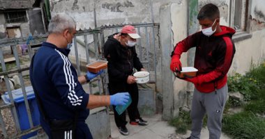 مساعدات غذائية لسكان حى فقير فى المجر وسط تفشى كورونا 