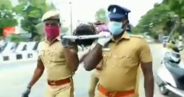 "رقصة التابوت" .. وسيلة جديدة من شرطة الهند لإبقاء الناس فى بيوتهم