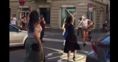 احتفال عن بعد..إيطاليون يرقصون فى الشوارع احتفالا بتخفيف قيود الحظر..فيديو