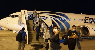 مطار مرسى علم يستقبل رحلة طيران لعالقين مصريين من بغداد تقل 155 راكبا