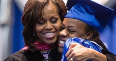 قبلة ورسالة حب من ميشيل أوباما لابنتها في تخرجها من المدرسة الثانوية.. صورة