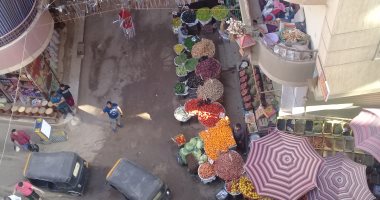 صور.. الباعة الجائلين يحولون شارع سكنى إلى سوق بفيصل في الجيزة