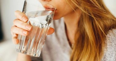 أخصائية غدد تنصح بكثرة شرب المياه للتخلص من "الجوع الكاذب"