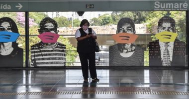 فنان برازيلى يضع كمامات على رسوماته فى المترو للتوعية بفيروس كورونا.. صور