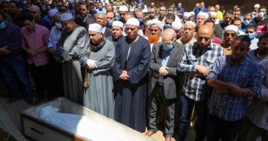 المشيعون يؤدون صلاة الجنازة للمرة الثانية على الشيخ الطبلاوى قبل دفنه