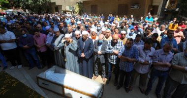 صلاة الجنازة على الشيخ الطبلاوى أمام منزله في الجيزة.. فيديو وصور