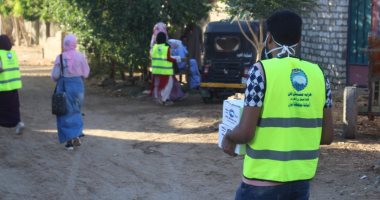توزيع 750 كرتونة رمضانية على قرى مركز إدفو بأسوان.. صور