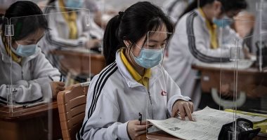 حواجز وإجراءات احترازية.. شاهد كيف عاد طلاب مدينة ووهان الصينية إلى المدارس؟