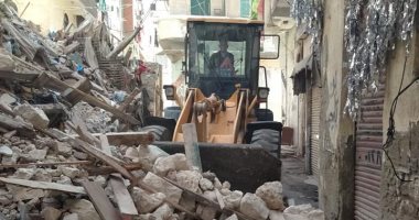 صور.. رفع 40 طن مخلفات من انهيار المنازل وفتح الطريق غرب الإسكندرية