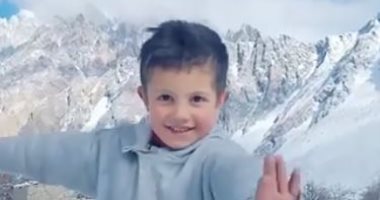 البحث عن السعادة.. طفل باكستانى يرقص متحديا الكورونا (فيديو)
