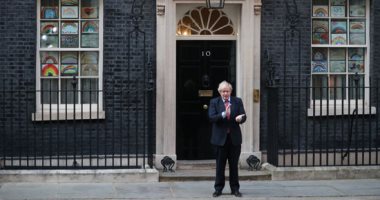 رئيس الوزراء البريطانى يشارك فى حملة تصفيق بالشوارع لتحية الطواقم الطبية