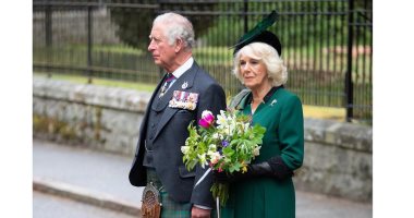 وصول الأمير تشارلز وزوجته كاميلا لأسكتلندا للاحتفال بالعام الجديد