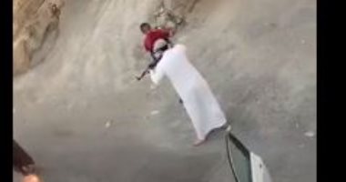 القبض مواطن أطلق أعيرة نارية على آخر من سلاح آلى بالسعودية.. فيديو