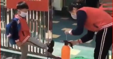 صور وفيديو.. إجراءات وقائية شديدة مع عودة التلاميذ للمدارس فى الصين