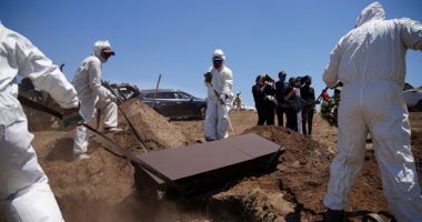 دفن جثث ضحايا فيروس كورونا فى المكسيك بحضور ذويهم 