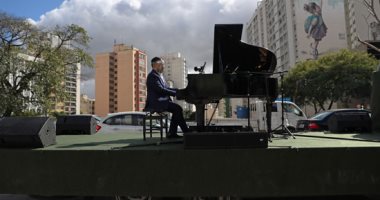 عازف بيانو يعزف مقطوعاته على ظهر شاحنة فى ساو باولو للتخفيف على السكان