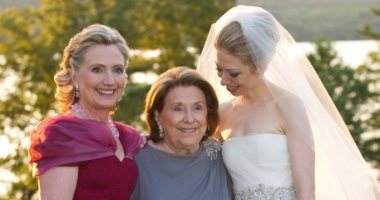 هيلارى كلينتون تحتفل بعيد الأم بصورة من حفل زفاف ابنتها تشيلسى