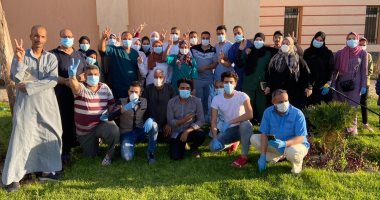 صور.. مستشفى عزل ملوى يحتفل بخروج 14 حالة بعد تعافيهم من فيروس كورونا
