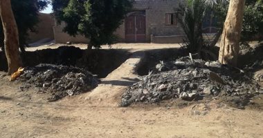 قارئ يشكو من القاء القمامة أمام منزلة بقرية دهروط بالمنيا
