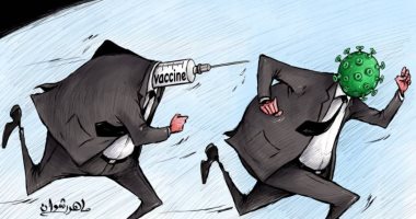 كاريكاتير صحيفة إماراتية.. كورونا تفوق على لقاحات علاج الفيروس في السرعة