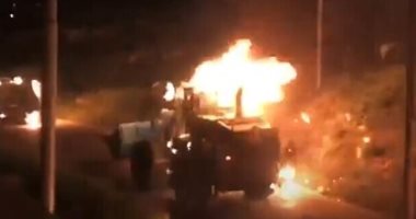 فلسطينيون يحرقون جرافة إسرائيلية بعد هدمها منزل أسير شمال رام الله.. فيديو