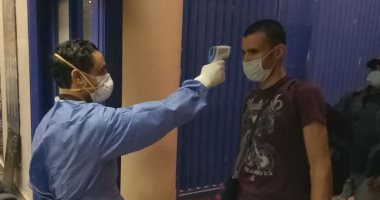 شاهد تطبيق الإجراءات الصحية على المصريين الوافدين من لندن بمطار مرسى علم