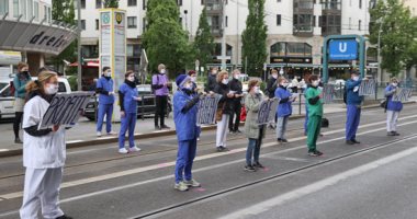 صور.. وقفة احتجاجية للممرضات أمام وزارة الصحة بألمانيا لتحسين ظروف العمل