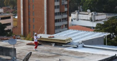 ممارسة التمارين الرياضية على أسطح المنازل بسبب أزمة كورونا بفنزويلا