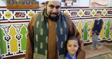 "آدم" طفل 7 أعوام ببنى سويف يرتل القرآن ويؤذن للفجر بالمسجد
