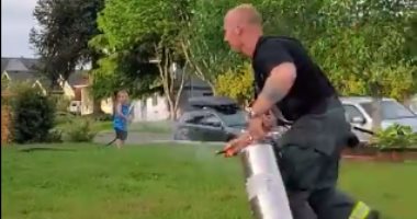 رجال إطفاء فى واشنطن يشاركون طفل بحرب الماء.. فيديو